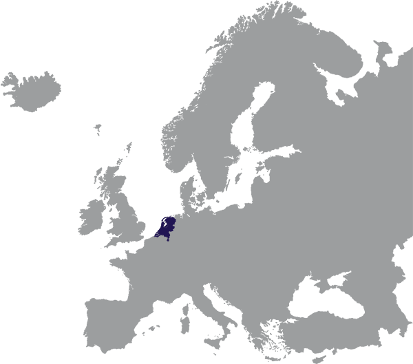 Nederland aangegeven in donkerblauw op grijze kaart van Europa - op transparante achtergrond - 600 x 529 pixels